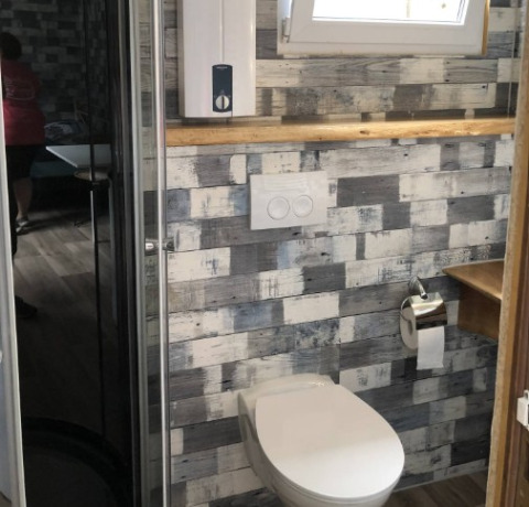 Bagno moderno nel tinyhouse di Kanoboerderij aan het Heegermeer, Mecklenburg-Vorpommern, esperienza glamping.