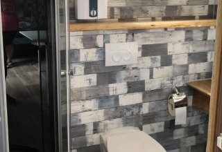 Moderne badkamer in tinyhouse bij Kanoboerderij aan het Heegermeer, Mecklenburg-Vorpommern, glamping belevenis.