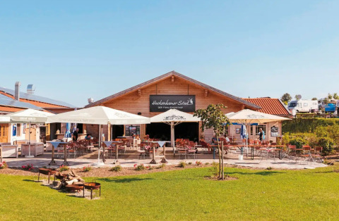 Buitenterras van Vital CAMP Bayerbach luxe stacaravans in Beieren, glamping en camping faciliteiten.