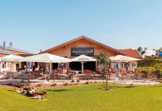 Espace repas extérieur du Vital CAMP Bayerbach en Bavière, glamping de luxe avec mobil-homes et camping.