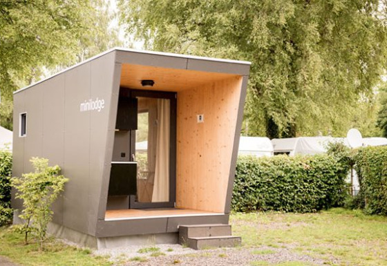 Moderne mini lodge accommodatie op Campingpark Gohren in Baden-Württemberg, omgeven door groen.