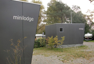 Modernas minilodges en Campingpark Gohren para glamping en Baden-Württemberg, rodeadas de naturaleza.