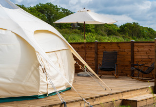 Glampingaccommodatie met tent en houten terras bij Marsk Camp - Glampingtenten Denemarken, ontspannen buiten.