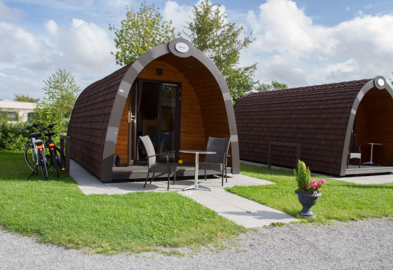 Glamping-indkvartering i Nordsee Camp-Norddeich - Pods Oost-Friesland med cykler og udendørs siddepladser.