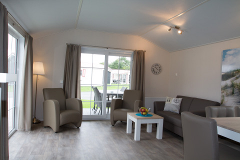 Acogedora sala de estar moderna en un chalet de glamping en Nordsee Camp-Norddeich, Ostfriesland.