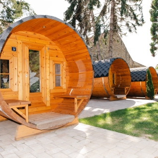 Alojamientos glamping en forma de barril en Glamping Wine Route Bockenheim, Pfalz, rodeados de naturaleza.