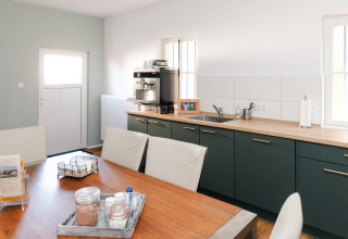 Cuisine-salle à manger moderne et lumineuse dans un hébergement glamping sur la route des vins à Bockenheim, Pfalz.