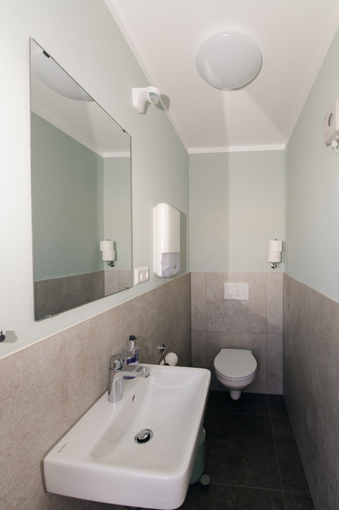 Modern bathroom facilities at glamping site Rustieke wijnvaten on the wine route in Bockenheim, Pfalz, Germany.