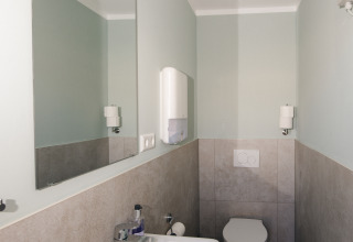 Moderne badkamer van glamping-accommodatie Rustieke wijnvaten aan de wijnroute Bockenheim, Pfalz.