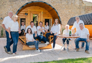 Familie voor rustieke wijnvat-accommodatie bij glamping op wijnroute Bockenheim, Pfalz, geniet samen.