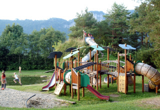 Spielplatz bei Camping Rosental Roz - Stacaravans Oostenrijk mit Kindern und Rutschen in grüner Umgebung.
