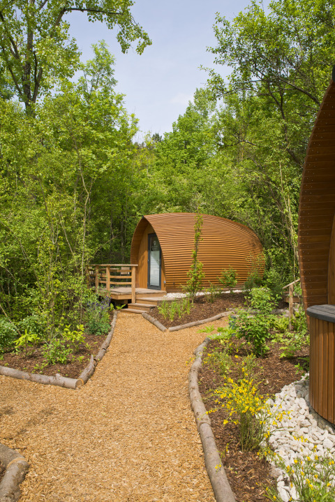 Hébergement glamping au Glamping Resorts Biosphere Bliesgau, cabane moderne entourée de forêt verdoyante