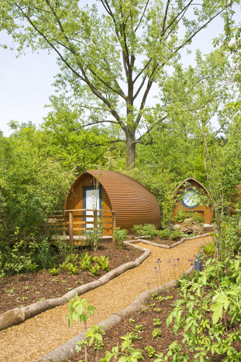 Sistemazione glamping in capanne di legno immerse nel verde al Glamping Resorts Biosphere Bliesgau, natura.