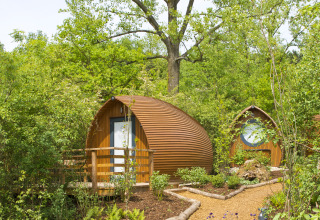 Moderne Glamping-Unterkünfte im Grünen mit Holzhütten bei Glamping Resorts Biosphere Bliesgau, naturverbunden.