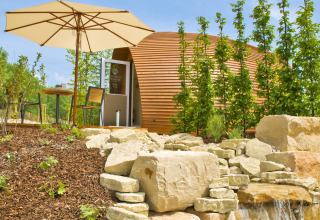 Hébergement glamping au Glamping Resorts Biosphere Bliesgau avec dôme en bois et terrasse ombragée.