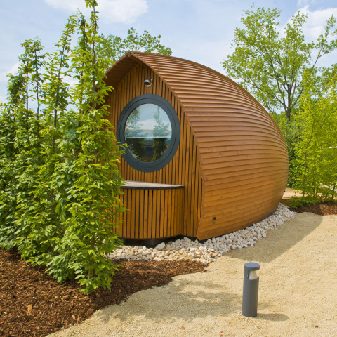 Unik, moderne glampinghytte hos Glamping Resorts Biosphere Bliesgau, omgivet af natur og grønne planter.