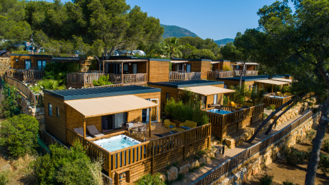 Hébergements glamping de Camping Bonporteau, Sud de la France, avec vue sur la nature, arbres et montagnes.