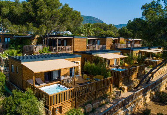 Moderne Glamping-Unterkünfte im Camping Bonporteau, Südfrankreich, gelegen in waldreicher, bergiger Landschaft.
