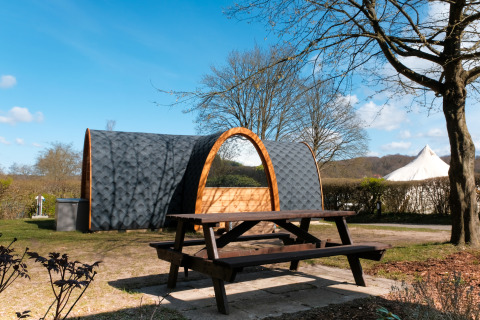 Glamping-Unterkunft im Natuurpark Camping Prinzenholz mit Familienpods in der Natur von Schleswig-Holstein.