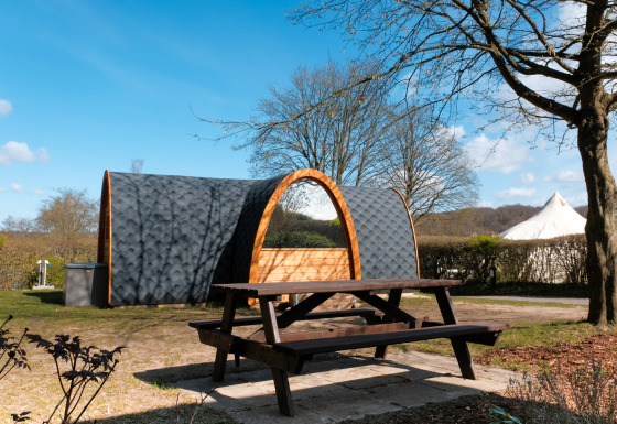 Alojamiento glamping en Natuurpark Camping Prinzenholz con family pods en el entorno natural de Schleswig-Holstein.