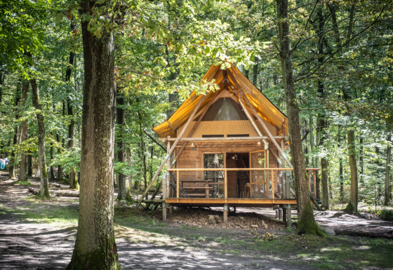 Glampingindkvartering i skoven ved Huttopia Versailles - Glamping Île de France, en hyggelig trækabine i naturen.