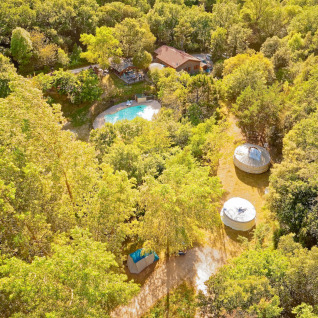Luftaufnahme von Camping des Randonneurs - Yurts Occitanië mit Pool und Jurten im grünen Wald.