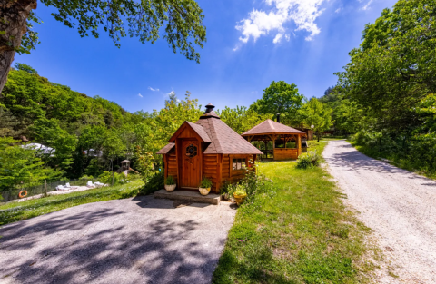 Cabañas de madera y glorieta rodeadas de naturaleza en Camping des Randonneurs - Yurts Occitanië.