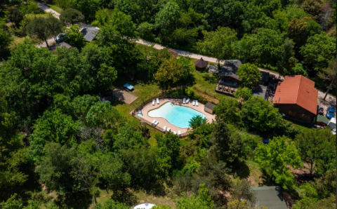 Luftaufnahme vom Camping des Randonneurs - Yurts Occitanië mit Pool und grüner, waldreicher Umgebung.