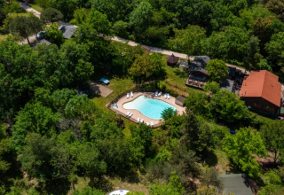 Luftfoto af Camping des Randonneurs - Yurts Occitanië med swimmingpool og grønne omgivelser i naturen.