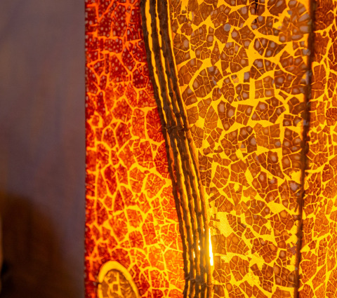 Primo piano di una lampada a mosaico colorata in una yurta al Camping des Randonneurs - Yurts Occitanië.