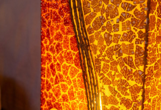 Close-up van een kleurrijke mozaieklamp in een yurt bij Camping des Randonneurs - Yurts Occitanië glamping.