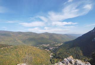 Vista panoramica delle colline verdi vicino a Camping des Randonneurs - Yurts Occitanië, ideale per campeggio.