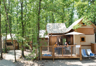 Hébergement glamping Chianti Air Dreamer Toscane avec cabane en bois, terrasse et forêt environnante.