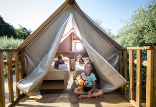 Kinderen spelen voor een glampingtent bij Chianti Glamping Resort, Vacanze col Cuore, Air Dreamer Toscane.