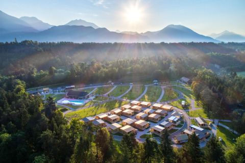 Luchtfoto van River Camping Bled - Lodges Slovenië, glamping-accommodatie omringd door natuur en bergen.