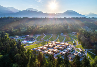 Luchtfoto van River Camping Bled - Lodges Slovenië, glamping-accommodatie omringd door natuur en bergen.