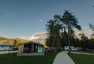 Atractivas cabañas glamping y autocaravanas en River Camping Bled - Lodges Eslovenia, entre árboles.