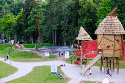 Aire de jeux et glamping moderne à River Camping Bled en Slovénie, avec enfants et familles en plein air.