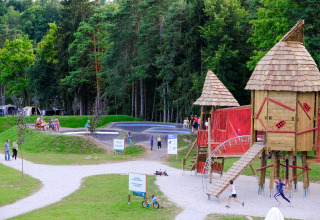 Aire de jeux et glamping moderne à River Camping Bled en Slovénie, avec enfants et familles en plein air.