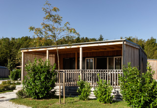 Moderne glamping lodge in hout bij River Camping Bled - Lodges Slovenië, omringd door groen en natuur.