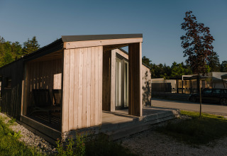 Lodge de glamping moderne à River Camping Bled, Slovénie, avec terrasse en bois et environnement calme.