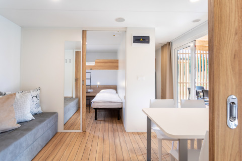 Hébergement glamping moderne à River Camping Bled - Lodges Slovenië avec intérieur lumineux et terrasse.