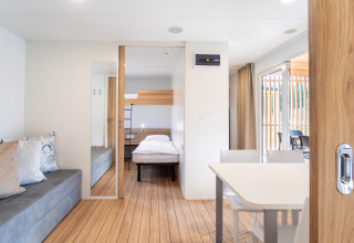 Moderne glamping accommodatie bij River Camping Bled - Lodges Slovenië met lichte kamers en een terras.