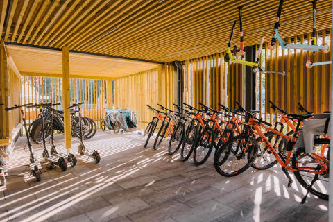 Fahrrad- und Scooter-Abstellraum bei River Camping Bled - Lodges Slovenië, moderne Glamping-Unterkunft.