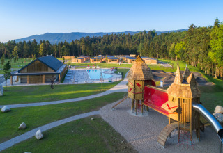Hébergement glamping au River Camping Bled - Lodges Slovenië avec aire de jeux, piscine et vue sur la forêt.