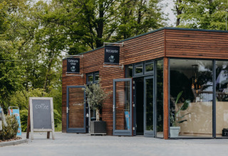 Indgang til glamping- og campingpladsen Vakantiepark de Italiaanse Meren - Glamping Gelderland med kaffetavle.