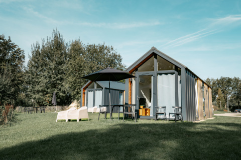 Glamping accommodatie bij Vakantiepark de Italiaanse Meren in Gelderland met moderne huisjes en buitenterras.