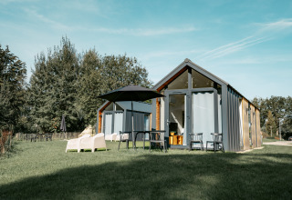 Glamping accommodatie bij Vakantiepark de Italiaanse Meren in Gelderland met moderne huisjes en buitenterras.