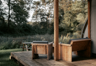 Glamping bij Vakantiepark de Italiaanse Meren in Gelderland met houten terras en mooi uitzicht op de natuur.