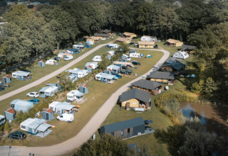 Vue aérienne du glamping et camping Vakantiepark de Italiaanse Meren en Gelderland entouré de verdure.